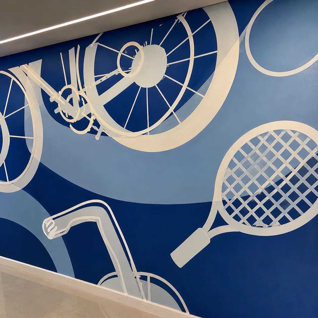 Pintura gráfica moderna com elementos de tênis e bicicleta em linhas brancas sobre azul royal, arte por Uma Brisa Criativa
