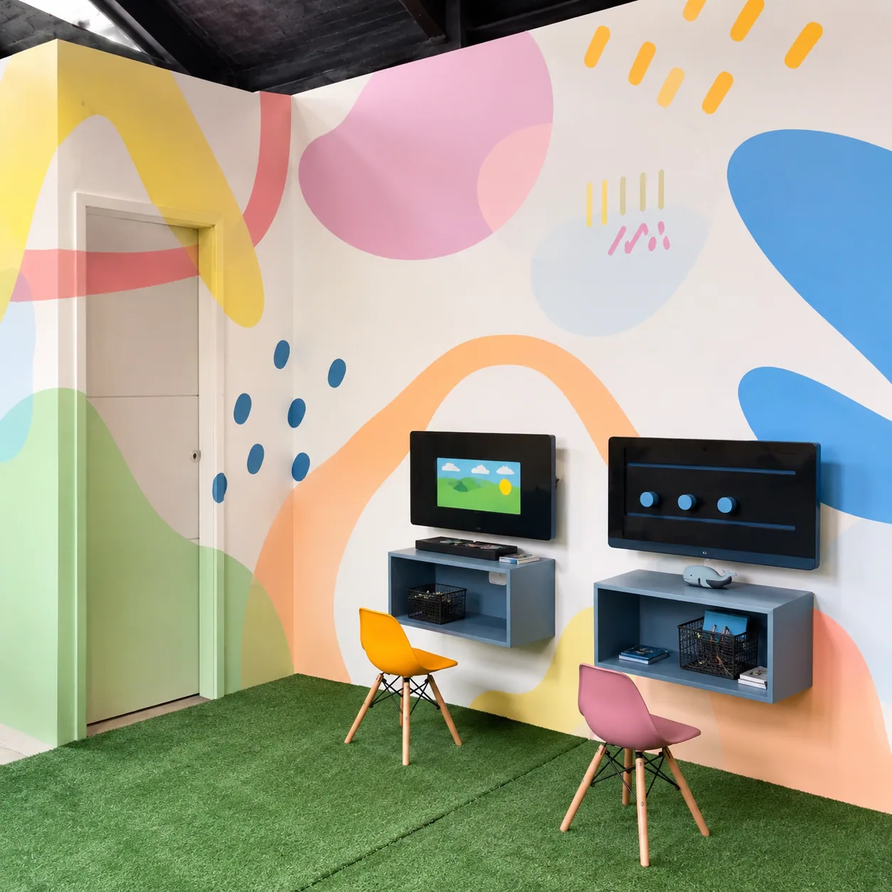 Mural abstrato em ambiente comercial
