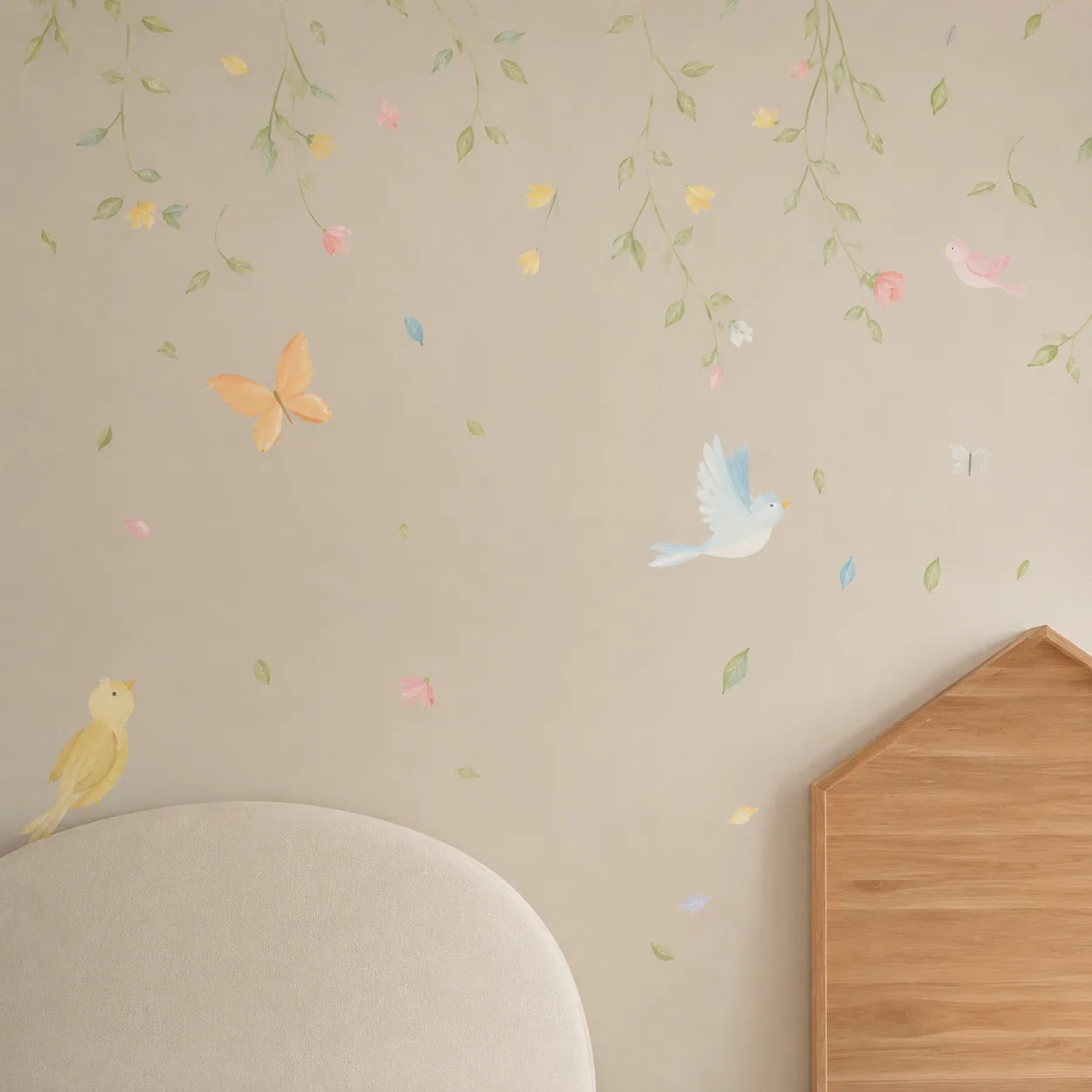 Pintura delicada com pássaros, borboletas e folhagens para quarto de bebê, arte à mão por Uma Brisa Criativa