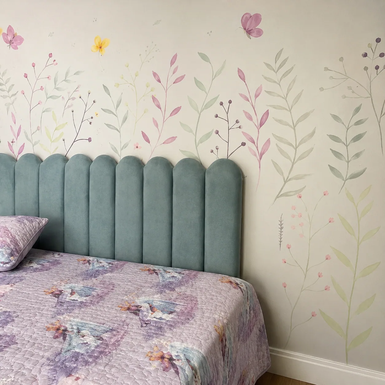Pintura floral delicada com ramos, flores e borboletas na cabeceira de quarto de casal, Uma Brisa Criativa
