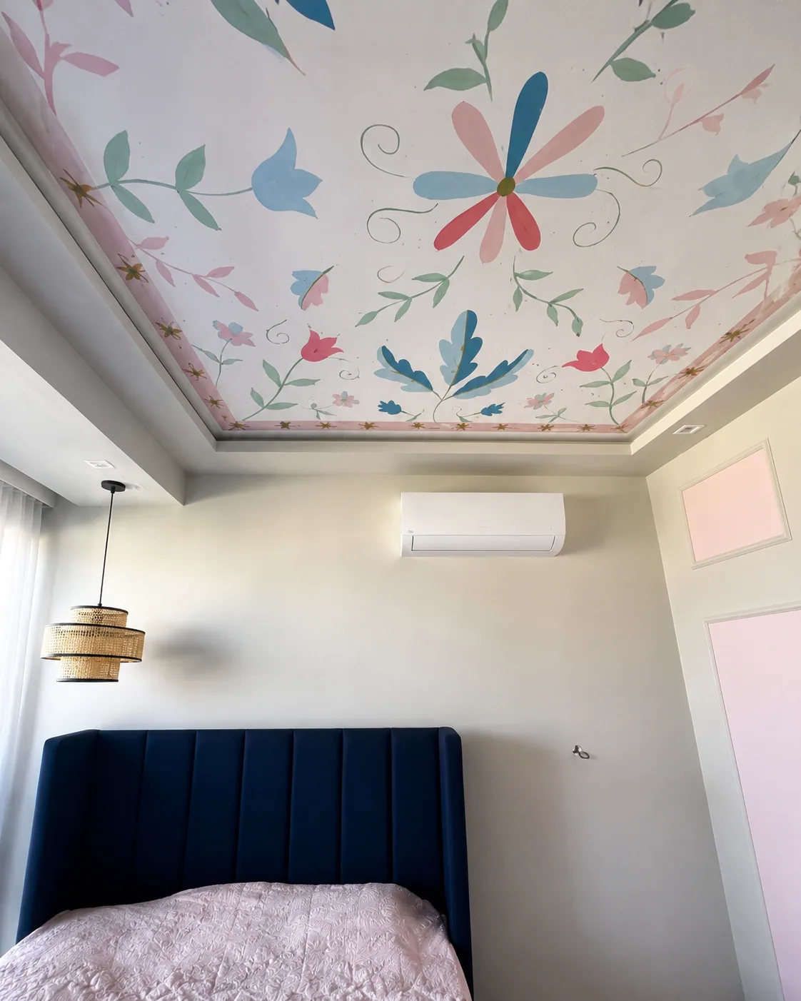 Teto transformado em jardim floral pintado à mão